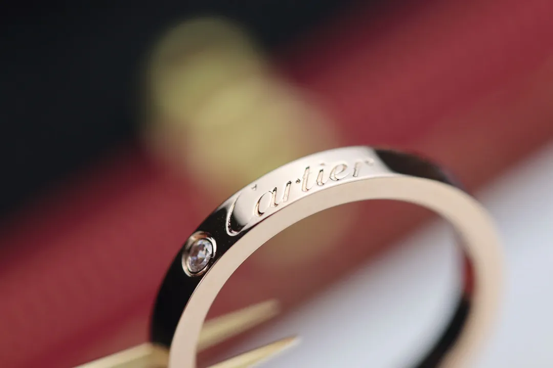 【Purchase Level】💰220 each! @rtier signature Cartier ring. Compared with the LOVE series, this Cartier signature ring has a smart signature that is more delicate and charming. It is suitable for girls to wear. Inlaid with a diamond brings a precious feeling. Many couples also use this ring as a wedding ring to set their lifelong happiness. We use CNC technology for this ring. Its color ratio is inspected by a high-precision color discriminator. The color is consistent inside and outside when cut. Cartier single diamond ring