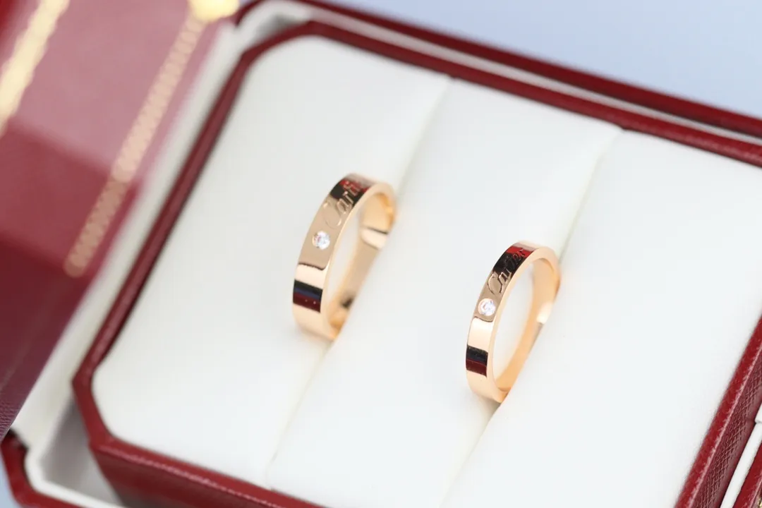 【Purchase Level】💰220 each! @rtier signature Cartier ring. Compared with the LOVE series, this Cartier signature ring has a smart signature that is more delicate and charming. It is suitable for girls to wear. Inlaid with a diamond brings a precious feeling. Many couples also use this ring as a wedding ring to set their lifelong happiness. We use CNC technology for this ring. Its color ratio is inspected by a high-precision color discriminator. The color is consistent inside and outside when cut. Cartier single diamond ring