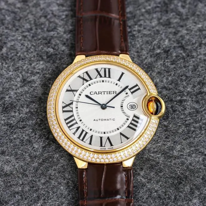 The 42 size upgraded version of the Taiwan factory is equipped with 2824 Ruijie, 1, dark yellow lettering, 2 baked blue hands, 3 original sand buckle, 4 centered handle, 5, obvious crescent. This series of watches is famous for its delicate style and elegant style in the Cartier watchmaking industry. Of course, this watch must have such characteristics. The color of the stainless steel case makes the watch as light as a balloon, and the blue crown seems to have disobediently deviated from the original planned trajectory, like a playful couple. The Roman numeral hour markers look retro and deep on the dial, decorated with guilloche patterns and sword-shaped hands. The entire watch gives people a delicate and considerate feel. Isn’t that what couples need? Waterdrop (fish eye bubble) sapphire glass mirror. Highly waterproof. Curved handle shape.