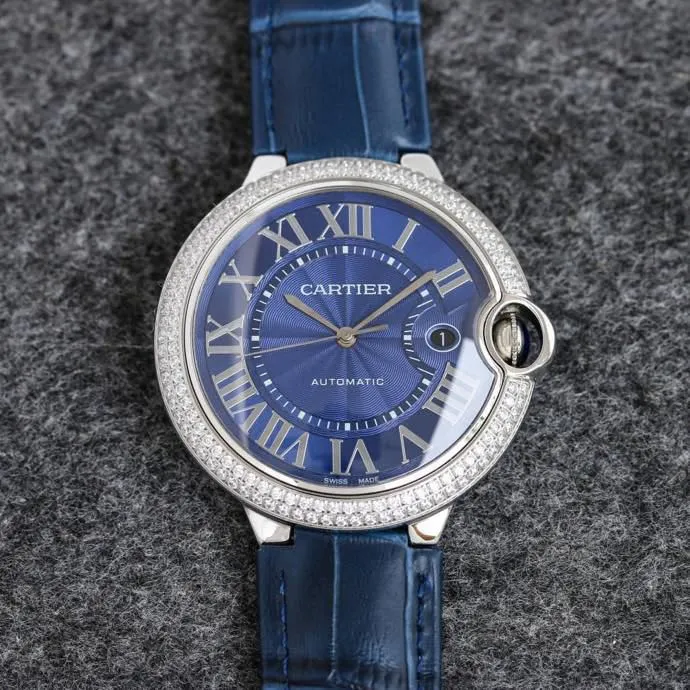 The 42 size upgraded version of the Taiwan factory is equipped with 2824 Ruijie, 1, dark yellow lettering, 2 baked blue hands, 3 original sand buckle, 4 centered handle, 5, obvious crescent. This series of watches is famous for its delicate style and elegant style in the Cartier watchmaking industry. Of course, this watch must have such characteristics. The color of the stainless steel case makes the watch as light as a balloon, and the blue crown seems to have disobediently deviated from the original planned trajectory, like a playful couple. The Roman numeral hour markers look retro and deep on the dial, decorated with guilloche patterns and sword-shaped hands. The entire watch gives people a delicate and considerate feel. Isn’t that what couples need? Waterdrop (fish eye bubble) sapphire glass mirror. Highly waterproof. Curved handle shape.