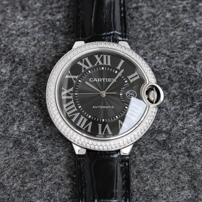 The 42 size upgraded version of the Taiwan factory is equipped with 2824 Ruijie, 1, dark yellow lettering, 2 baked blue hands, 3 original sand buckle, 4 centered handle, 5, obvious crescent. This series of watches is famous for its delicate style and elegant style in the Cartier watchmaking industry. Of course, this watch must have such characteristics. The color of the stainless steel case makes the watch as light as a balloon, and the blue crown seems to have disobediently deviated from the original planned trajectory, like a playful couple. The Roman numeral hour markers look retro and deep on the dial, decorated with guilloche patterns and sword-shaped hands. The entire watch gives people a delicate and considerate feel. Isn’t that what couples need? Waterdrop (fish eye bubble) sapphire glass mirror. Highly waterproof. Curved handle shape.