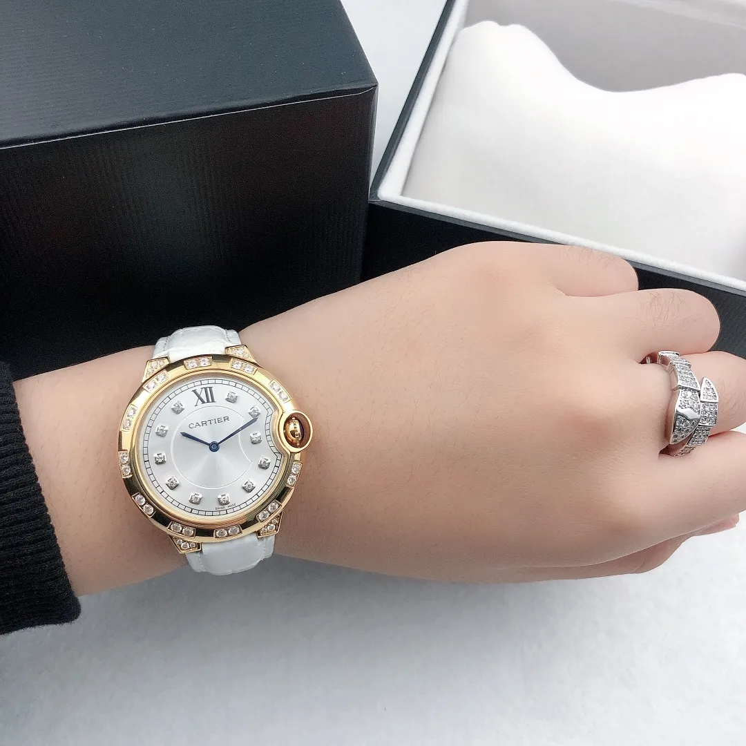 【Foreign trade import】💰840! Cartier - [CARTIER Blue Balloon Series Goddess Watch is very popular among goddesses. The 316L stainless steel case is inlaid with Czech high-shine diamonds. The clean Roman and diamond stud brushed metal dial shows a simple temperament. The imported quartz movement, the latest and most pink color is super white, and the appearance and temperament are amazing! Original folding clasp, size: 36mm