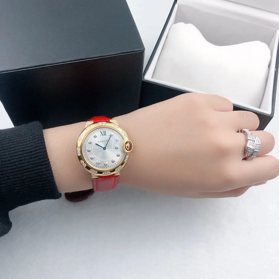 【Foreign trade import】💰840! Cartier - [CARTIER Blue Balloon Series Goddess Watch is very popular among goddesses. The 316L stainless steel case is inlaid with Czech high-shine diamonds. The clean Roman and diamond stud brushed metal dial shows a simple temperament. The imported quartz movement, the latest and most pink color is super white, and the appearance and temperament are amazing! Original folding clasp, size: 36mm