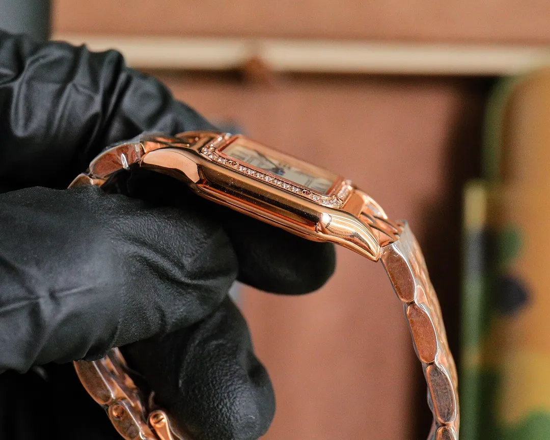 【High-end replica】💰1160! Top replica 💰Private chat! The Taiwanese Cartier Cheetah series is gorgeous and unruly, which is the aesthetic style conveyed by the Cheetah. Its lines are smooth, charming, soft and docile on the wrist, as if dancing on the skin. The unique shape highlights a mature, elegant, confident and attractive female image. The case is formed in one piece, the small size is equipped with Swiss 1032 movement, the medium size is equipped with Swiss movement 751, sapphire mirror, 316L stainless steel case, inlaid with diamonds, the head is inlaid with a blue spinel, sword-shaped blued steel hands, 100% three-degree waterproof, size: 27 x 37 mm, 22*30 mm, two sizes. The pictures were taken as top replica real shots!