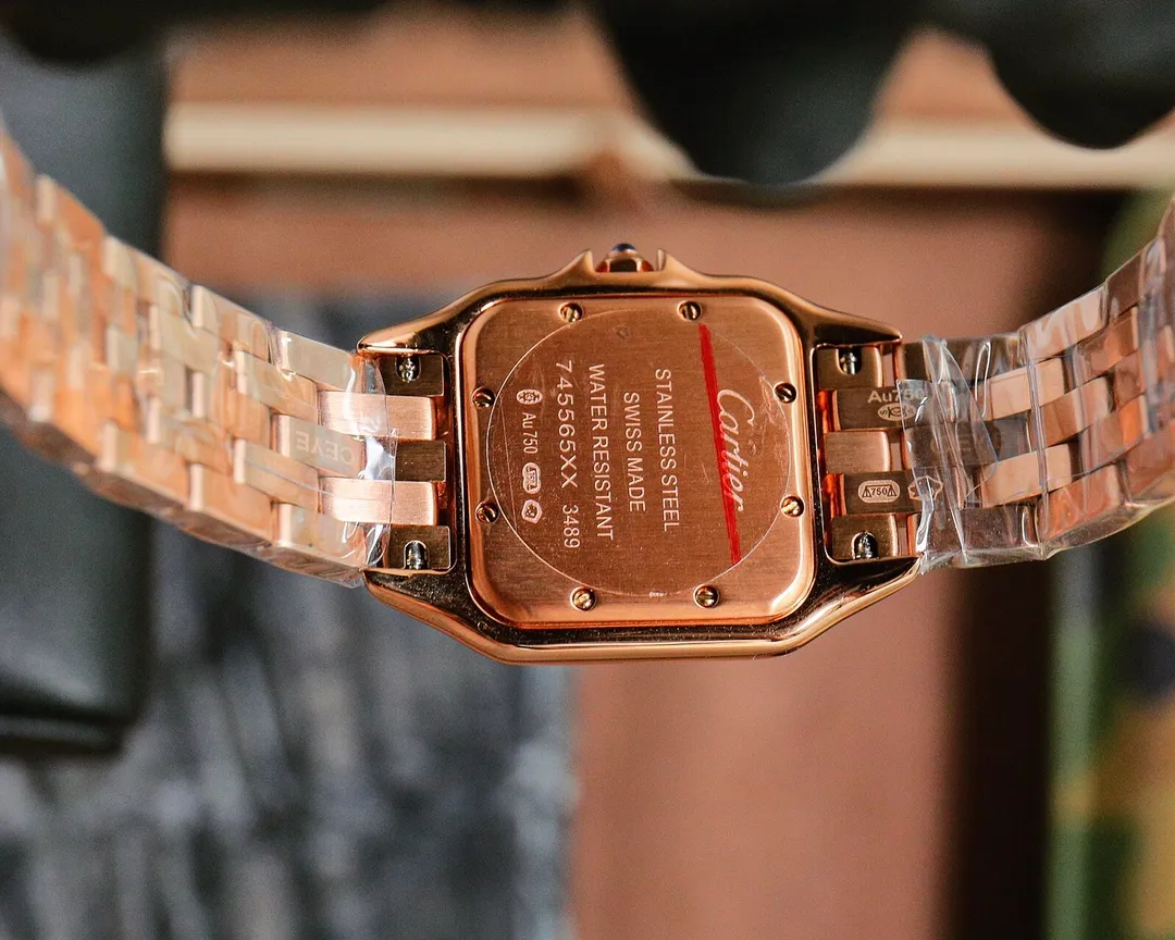 【High-end replica】💰1160! Top replica 💰Private chat! The Taiwanese Cartier Cheetah series is gorgeous and unruly, which is the aesthetic style conveyed by the Cheetah. Its lines are smooth, charming, soft and docile on the wrist, as if dancing on the skin. The unique shape highlights a mature, elegant, confident and attractive female image. The case is formed in one piece, the small size is equipped with Swiss 1032 movement, the medium size is equipped with Swiss movement 751, sapphire mirror, 316L stainless steel case, inlaid with diamonds, the head is inlaid with a blue spinel, sword-shaped blued steel hands, 100% three-degree waterproof, size: 27 x 37 mm, 22*30 mm, two sizes. The pictures were taken as top replica real shots!