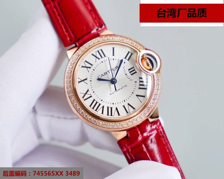 【Top replica】💰2800! Taiwan factory blue balloon V12 version, 33, 36 Swiss movement, (look for the bottom cover code 745565xx3489), this series of watches is famous for its delicate style and elegant style in the Cartier watchmaking industry. Of course, this watch must have such characteristics. The color of the stainless steel case makes the watch as light as a balloon, and the blue crown seems to have disobediently deviated from the original planned trajectory, like a playful couple. The Roman numerals on the dial look retro and deep, decorated with guilloche patterns and sword-shaped hands. The entire watch gives people a delicate and considerate feel. Isn’t this what couples need? Built-in: Swiss movement, water drop (fish eye bubble) sapphire glass mirror, highly waterproof, burnt steel blue pointer color, curvature shape of the crown