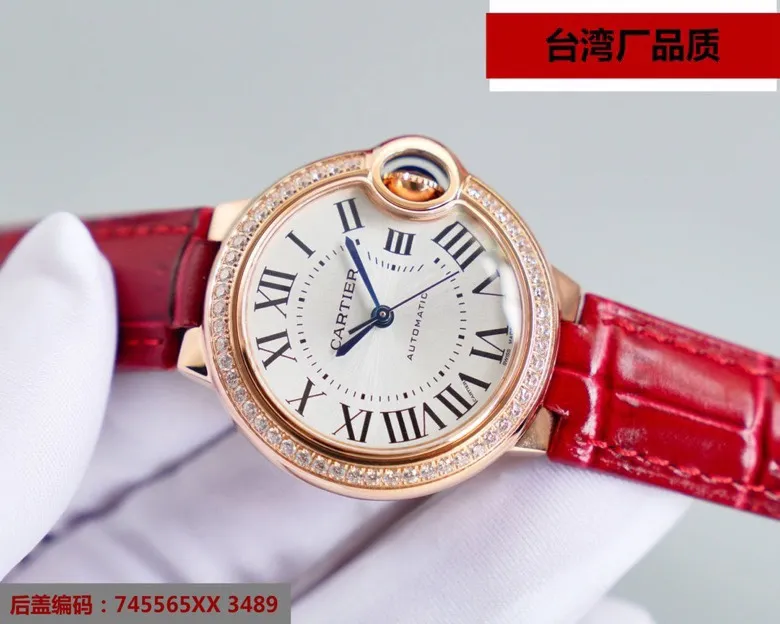 【Top replica】💰2800! Taiwan factory blue balloon V12 version, 33, 36 Swiss movement, (look for the bottom cover code 745565xx3489), this series of watches is famous for its delicate style and elegant style in the Cartier watchmaking industry. Of course, this watch must have such characteristics. The color of the stainless steel case makes the watch as light as a balloon, and the blue crown seems to have disobediently deviated from the original planned trajectory, like a playful couple. The Roman numerals on the dial look retro and deep, decorated with guilloche patterns and sword-shaped hands. The entire watch gives people a delicate and considerate feel. Isn’t this what couples need? Built-in: Swiss movement, water drop (fish eye bubble) sapphire glass mirror, highly waterproof, burnt steel blue pointer color, curvature shape of the crown