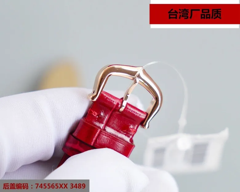 【Top replica】💰2800! Taiwan factory blue balloon V12 version, 33, 36 Swiss movement, (look for the bottom cover code 745565xx3489), this series of watches is famous for its delicate style and elegant style in the Cartier watchmaking industry. Of course, this watch must have such characteristics. The color of the stainless steel case makes the watch as light as a balloon, and the blue crown seems to have disobediently deviated from the original planned trajectory, like a playful couple. The Roman numerals on the dial look retro and deep, decorated with guilloche patterns and sword-shaped hands. The entire watch gives people a delicate and considerate feel. Isn’t this what couples need? Built-in: Swiss movement, water drop (fish eye bubble) sapphire glass mirror, highly waterproof, burnt steel blue pointer color, curvature shape of the crown