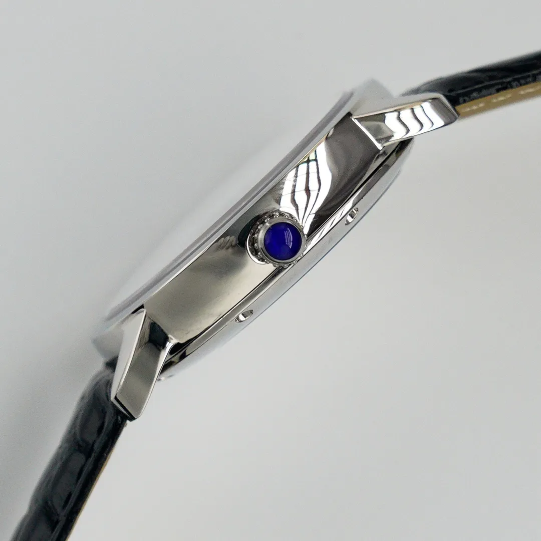 【Top replica】💰2900! Cartier London's new work at the Basel Fair CARTIER London starry SOLO series men's model, genuine open mold, 1, [Case] ​​316 stainless steel, CNC deep processing handle inlaid with the same white spinel as the genuine product, Mohs hardness reaches level 9, equipped with a sapphire scratch-resistant mirror! 2. [Inlay] The bezel is made of imported Czech diamonds, with top cutting technology, uniform size, and perfect hand-made inlay. 3. [Size] The size of 42mm*9mm is not only exquisite and elegant, but also practical, suitable for various clothing occasions. 4. [Movement] Using Swiss 2836 movement, original sealed bottom cover! Good stability! 5. [Strap] Paired with original imported Italian crocodile leather pattern 6. [Details] The three-pin model uses the same easy-to-use one-button ear-opening function as the original! This is the darling of the luxury trend. It is a watch worthy of collection by men. You must look for the original grilled steel blue hands of this top version and the engraved code under the independent balance wheel!