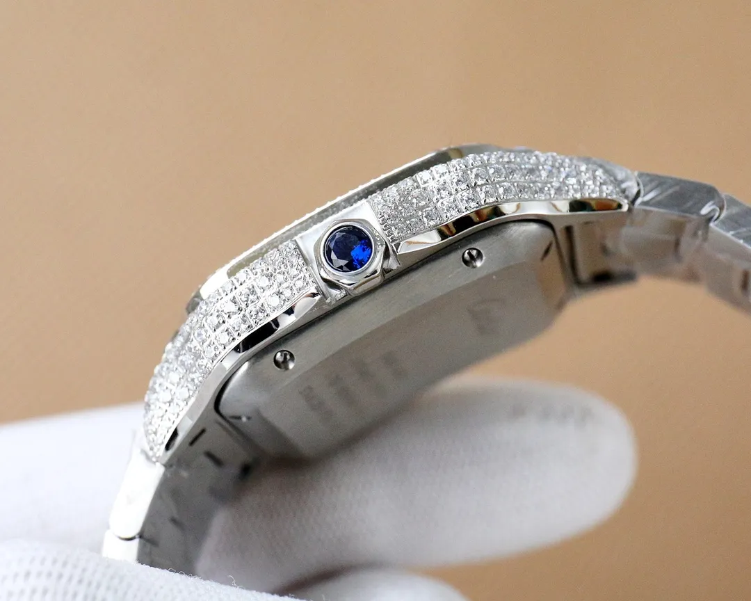 The new Cartier Santos Gypsophila is coming! The entire bezel is inlaid with ashlar, and all diamond colors on the text can be matched and interchanged at will. The most outstanding thing is the T-square inlaid bezel, which is extremely difficult and extremely complex. The machine uses the most advanced and top-notch inlay technology. The details of the workmanship of the big factory and the diamond inlay effect are of first-class quality. The actual product shall prevail. 📛Key Points 1️⃣ Key details of this watch. There are no screws in the steel band ring. It has been updated and replaced with diamonds instead of screws. The whole watch looks more upscale and noble. The overall craftsmanship makes the whole watch look very stunning. In order to achieve the screw-free steel band ring, the effect has gone through countless attempts to maintain the thickness of the original strap while ensuring a perfect inlay effect; 1. Made of 904 stainless steel, size 40mm, using stable 2836 movement, stable running time! 2. Swiss-made fired steel hands, equipped with blue glass anti-reflective white film/anti-glare/anti-handprint. 3. The entire watch is hand-set with 4555 diamonds, shining at 360 degrees without blind spots. It is the most set of gems so far. Luxury can no longer be completely summarized, it is more about nobility + dazzling. It is absolutely yyds to wear. The strap without screws, the diamond strap, and the sparkling strap are very snug and comfortable! Welcome to taste it🔥Top-quality products, the best products are constantly coming🔥