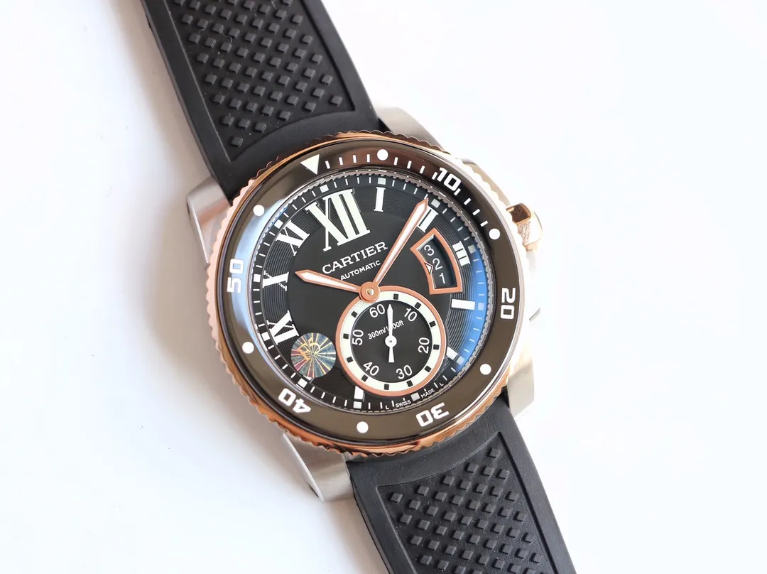 【Top replica】💰2400! Cartier CALIBRE DE CARTIER diving series, the watch can be called Cartier's new generation iconic masterpiece, 316 stainless steel case, ceramic super luminous aperture, super luminous dial, calendar is consistent with the original black background and white font display, sapphire blue light glass mirror, 42x11mm, equipped with Cal.1904-PS automatic mechanical movement, imported natural rubber strap, Super LumiNova luminous coated triangular hour markers, a diving watch that combines fashion and sports, is tough and domineering. Wearing it can highlight the charm of men and show their temperament.