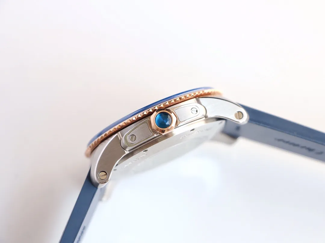 【Top replica】💰2400! Cartier CALIBRE DE CARTIER diving series, the watch can be called Cartier's new generation iconic masterpiece, 316 stainless steel case, ceramic super luminous aperture, super luminous dial, calendar is consistent with the original black background and white font display, sapphire blue light glass mirror, 42x11mm, equipped with Cal.1904-PS automatic mechanical movement, imported natural rubber strap, Super LumiNova luminous coated triangular hour markers, a diving watch that combines fashion and sports, is tough and domineering. Wearing it can highlight the charm of men and show their temperament.