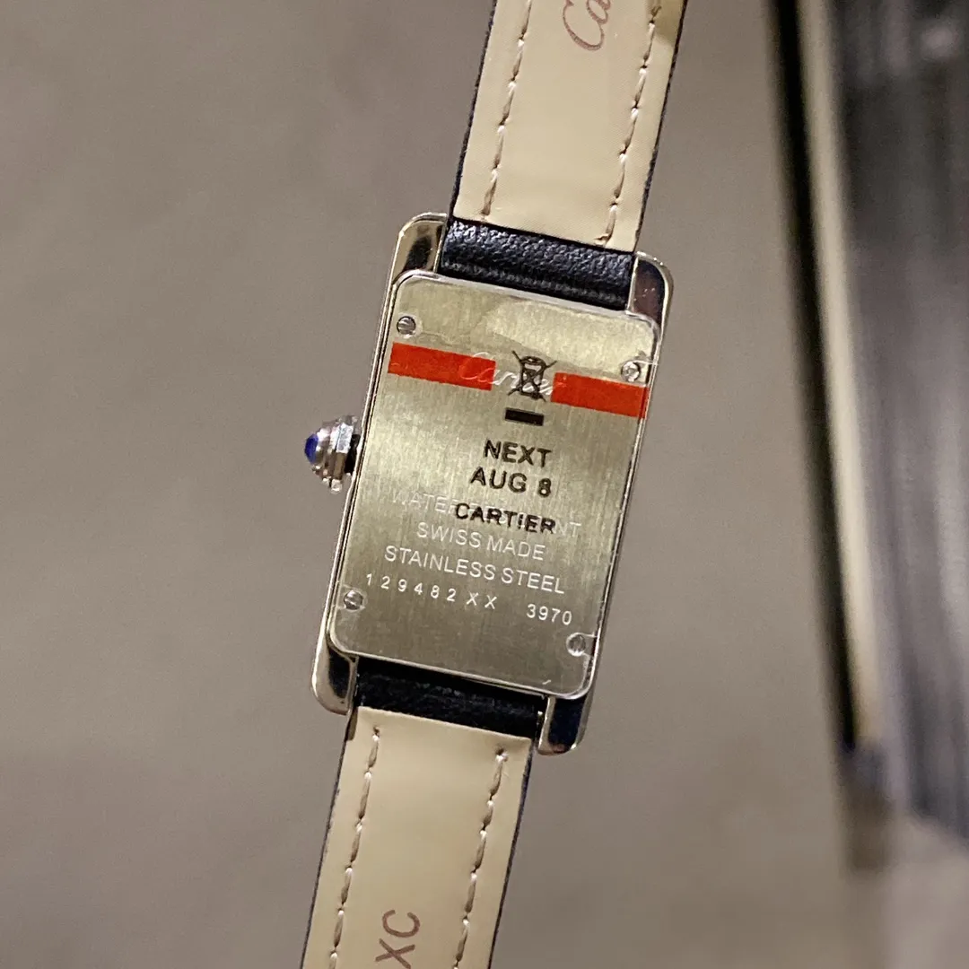 【Foreign trade import】💰1120! HR Factory Cartier's popular masterpiece - the elegant American tank WSTA0016 watch makes a graceful debut! Slim and colorful appearance, simple and beautiful design, it is the best choice for modern women! [Case] ​​The size of the watch is 35.8mmX19mmX6.3mm. Made of 316L fine steel, it is completed by two processes: drawing and polishing. The case design may seem weak, but the workmanship and polishing are indeed tough, perfectly interpreting the elegance and independence of contemporary women. [Movement] Swiss quartz movement, excellent quality, stable running time, perfect for "zero" repairs. [Strap] Made of Italian calfskin, soft and comfortable to wear. HR’s favorite work, please come and appreciate it together!