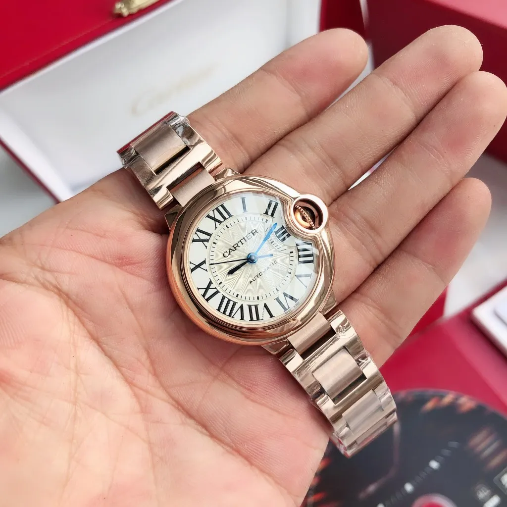 [High-end replica] 💰1160 men and 650 women! [Customized all-in-one machine]💰2100 men and 1280 women! Cartier Blue Balloon 33mm, 42mm Couple Matching Blue Balloon [Color] More beautiful combinations are waiting for you to discover [Upon appearance, heavily honed] After many years of long-term development, it has finally become a sharp weapon, the first choice for love, a hot-selling hot model [Color] The 42mm men's model of the Blue Balloon series is equipped with imported 9015 all-in-one machine movement, and the details of the shell appearance are exquisite and beautiful The 33mm women's model is equipped with the original Seiko NH05 movement, which is as thin as 10.8mm, slender and round, and vividly reproduces the essence of the original genuine product. Based on the above-mentioned details, the overall shell shape and appearance lines are beautiful and highly integrated, integrating multiple high-end craftsmanship!