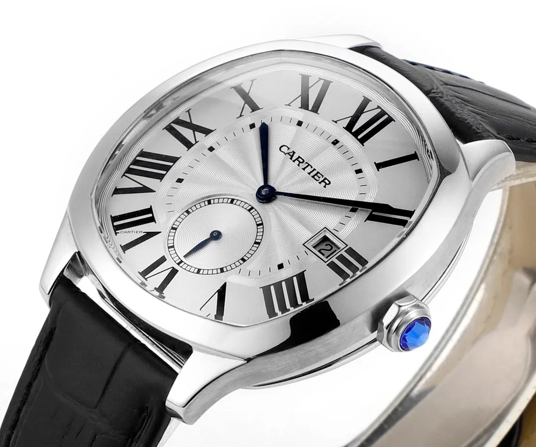 TW's new product is grandly launched [unparalleled, upright and elegant] TW's new product - Cartier Drive de Cartier series watches. The elegant and solemn pillow-shaped design combined with neat and generous line layout shows the masculine and unyielding charm of men. [Case] ​​Watch data 40mmX41mmX12mm (the thinnest on the market). The unique pillow-shaped case is top-notch in workmanship, and the clear and full arc lines are reproduced in place. TW strives for excellence to restore the experience closest to the original version for our watch friends. [Technical breakthrough] Seagull movement is used to modify the original Cal.1904-PS MC movement. The automatic rotor and large and small splints are all rhodium-plated. The position of the balance wheel is consistent with the original product, and the simulation is close to that of the counter. [Wonderful details] 1. The original mold is purchased exclusively in the market 2. The quenched blue steel hands are full and three-dimensional 3. The classic button lock pattern on the dial is delicate and coordinated 4. The 12 Roman logos are superimposed and printed, resulting in a round and neat effect. Calm and restrained, with superb craftsmanship, produced by TW, it adds a unique touch to your wrist.