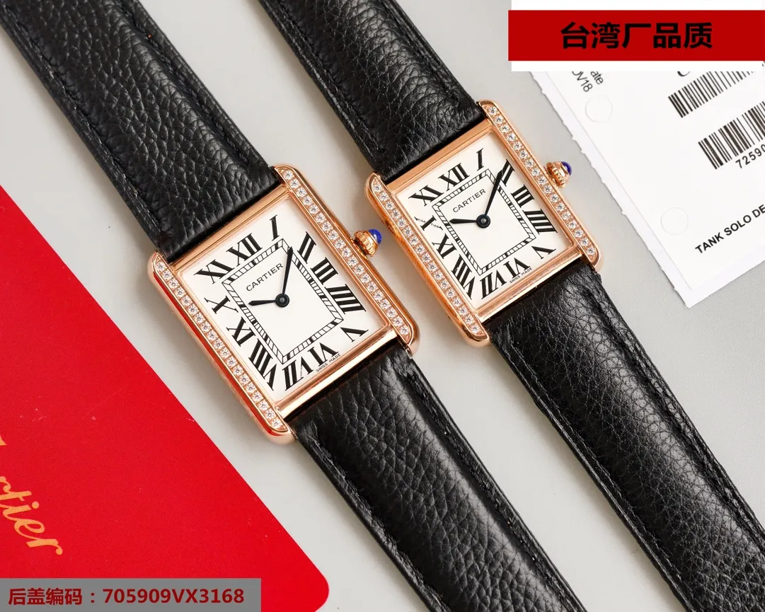 [High-end replica] 💰1720 each! Arrival from Taiwan factory, genuine mold opening, high-end replica, Cartier Tank-SOLO TANK SOLO Tank W52 series. The movement adopts Swiss 762 movement. The side of the case uses a round bead crown, inlaid with a convex spinel, an internal silver-plated light bead dial, Roman numeral hour markers, sword-shaped steel blue hands, covered with a sapphire crystal mirror. Use steel folding clasp. Waterproof to a depth of 30 meters. The classic beauty is expressed in polished or silk-finished steel, showing a very modern appearance. Large size: 31*40mm. Medium size: 27×34. Small size: 24*31mm.