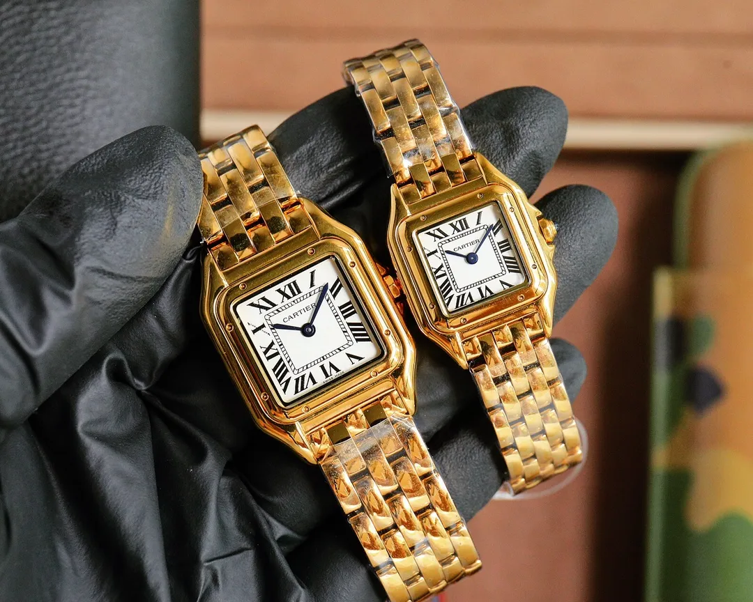 【High-end replica】💰1160! Top replica 💰Private chat! The Taiwanese Cartier Cheetah series is gorgeous and unruly, which is the aesthetic style conveyed by the Cheetah. Its lines are smooth, charming, soft and docile on the wrist, as if dancing on the skin. The unique shape highlights a mature, elegant, confident and attractive female image. The case is formed in one piece, the small size is equipped with Swiss 1032 movement, the medium size is equipped with Swiss movement 751, sapphire mirror, 316L stainless steel case, inlaid with diamonds, the head is inlaid with a blue spinel, sword-shaped blued steel hands, 100% three-degree waterproof, size: 27 x 37 mm, 22*30 mm, two sizes. The pictures were taken as top replica real shots!