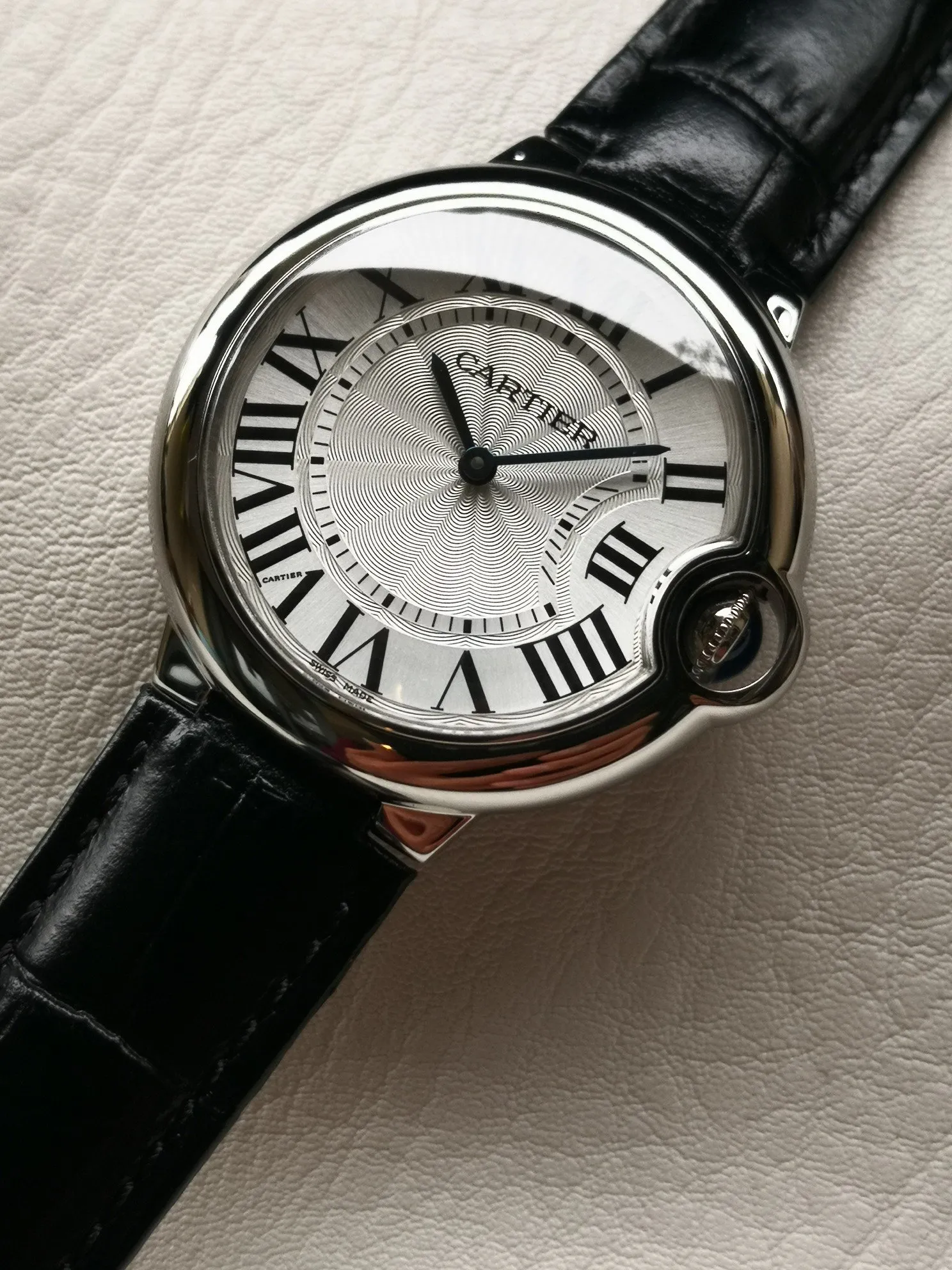 【Taiwan Factory】💰1720! 【Top replica】💰2800! Cartier Blue Balloon series watch (guilloché dial, sword-shaped blue steel hands, quartz, 33mm), pays tribute to the retrograde, God bless the world! This picture was taken as a top-notch replica!