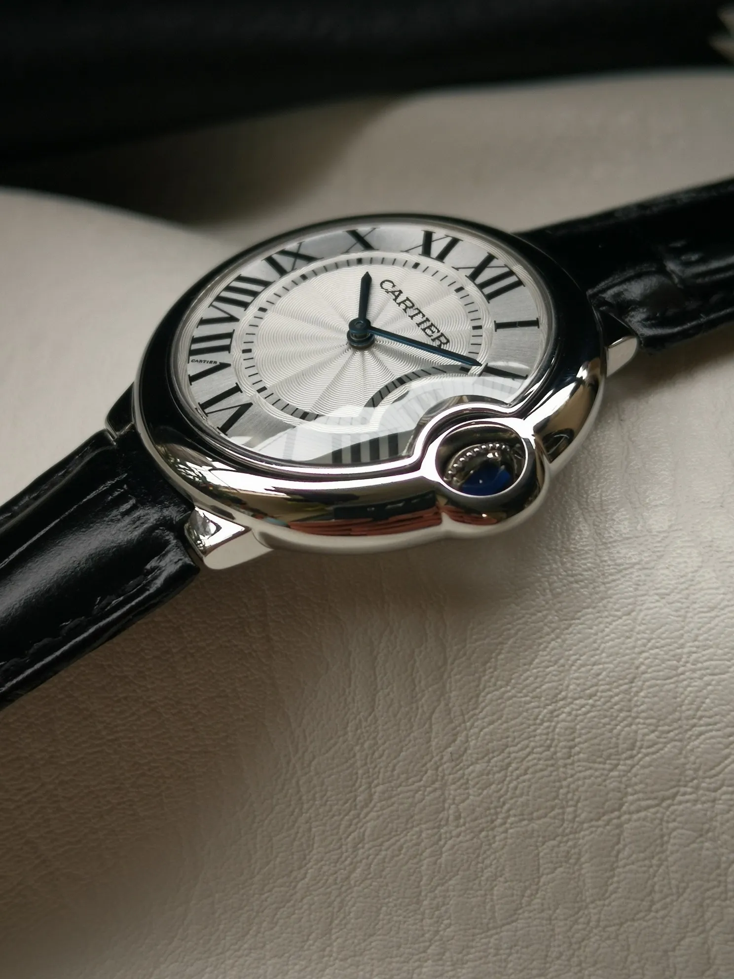 【Taiwan Factory】💰1720! 【Top replica】💰2800! Cartier Blue Balloon series watch (guilloché dial, sword-shaped blue steel hands, quartz, 33mm), pays tribute to the retrograde, God bless the world! This picture was taken as a top-notch replica!