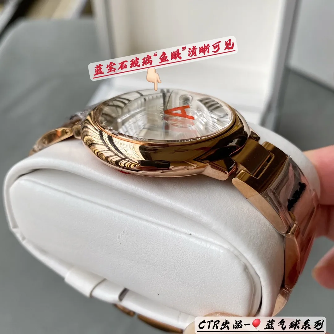【High-end replica】💰1160! 【Customized all-in-one machine】💰1960! Cartier Blue Balloon Series Produced by CTR - the highest quality single product at the most affordable price. The CTR One Blue Balloon series has a full range of colors. The Blue Balloon watch is famous for its delicate style and elegant style in the Cartier watchmaking industry. Of course, this watch must have such characteristics. The color of the stainless steel case makes the watch as light as a balloon, and the blue crown seems to have disobediently deviated from the original planned trajectory, like a playful couple. The Roman numeral time scales on the dial look retro and deep, decorated with guilloche patterns and sword-shaped hands. The entire watch gives people a delicate and considerate feel. Isn’t this what couples need? Built-in: imported 9015 all-in-one fully automatic mechanical movement Glass: imported high-grade sapphire glass "finely polished with crescent notches" and "fish eye effect clearly visible" Waterproof: 0️⃣highly waterproof Pointers: burnt steel blue pointer color 🔥Top product, high quality products constantly🔥The pictures are actually taken for a customized all-in-one machine!