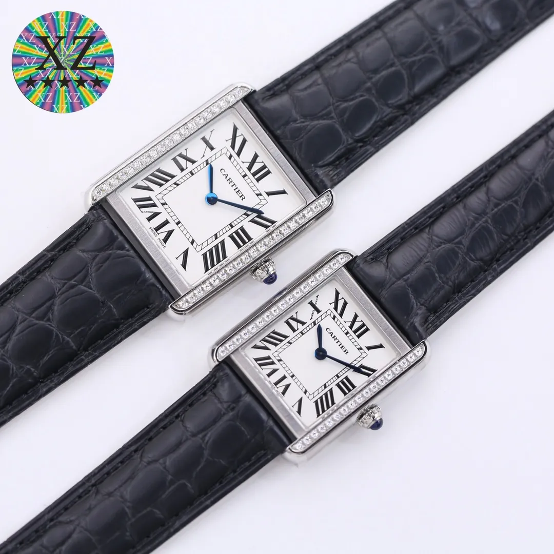 【Top Replica】💰2760! Cartier Tank [Litchi Grain Cowhide] Quick-release raw ear original cowhide, following the previous re-engraving plan. Use original parts and assemble them to create a unique clone that can compete with the original product. TANK-SOLO invites all watch friends to appreciate it. [Case] ​​The square case contains the universe. It is very difficult to alternate between rounded corners and right angles in order to pursue the perfect effect. Every finished product reflects the watchmaker’s patience and perseverance in striving for excellence. [Wonderful details] The bullet-shaped spinel, silver-plated pearlescent dial and blued hands are all supplied by the original parts factory. Combined with other accessories, the degree of simulation is unparalleled. [Strap] The same as the original factory, maintaining the choice of two straps - 1. Mississippi alligator leather 2. Aishi style TOGO leather. The former has extraordinary texture and the latter is comfortable to wear. Small size 31mm✖️24mm. Thickness 5.55! Medium size 35mm✖️27mm. Thickness 5.55! Real shots of shipment. Factory quality! Welcome to reprint!