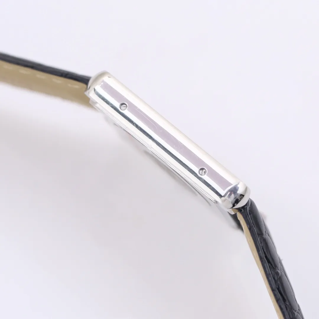 【Top Replica】💰2760! Cartier Tank [Litchi Grain Cowhide] Quick-release raw ear original cowhide, following the previous re-engraving plan. Use original parts and assemble them to create a unique clone that can compete with the original product. TANK-SOLO invites all watch friends to appreciate it. [Case] ​​The square case contains the universe. It is very difficult to alternate between rounded corners and right angles in order to pursue the perfect effect. Every finished product reflects the watchmaker’s patience and perseverance in striving for excellence. [Wonderful details] The bullet-shaped spinel, silver-plated pearlescent dial and blued hands are all supplied by the original parts factory. Combined with other accessories, the degree of simulation is unparalleled. [Strap] The same as the original factory, maintaining the choice of two straps - 1. Mississippi alligator leather 2. Aishi style TOGO leather. The former has extraordinary texture and the latter is comfortable to wear. Small size 31mm✖️24mm. Thickness 5.55! Medium size 35mm✖️27mm. Thickness 5.55! Real shots of shipment. Factory quality! Welcome to reprint!