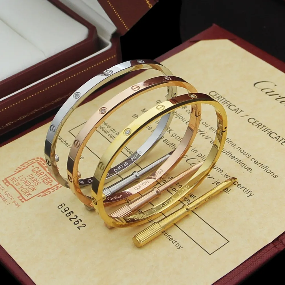 [Original order quality] 💰320 each! Cartier official website latest release 👉🏻Hot narrow version LOVE screwdriver bracelet💥Imported titanium steel electroplated 18k rose gold/white gold gold high-end customized screw bracelet👈🏻🙈🙈🙈Top craftsmanship Clear engraving on the counter 360 degrees no dead ends Comes with a screwdriver❗😘New narrow version design is more exquisite ~ Such a beautiful thing You must have 💋