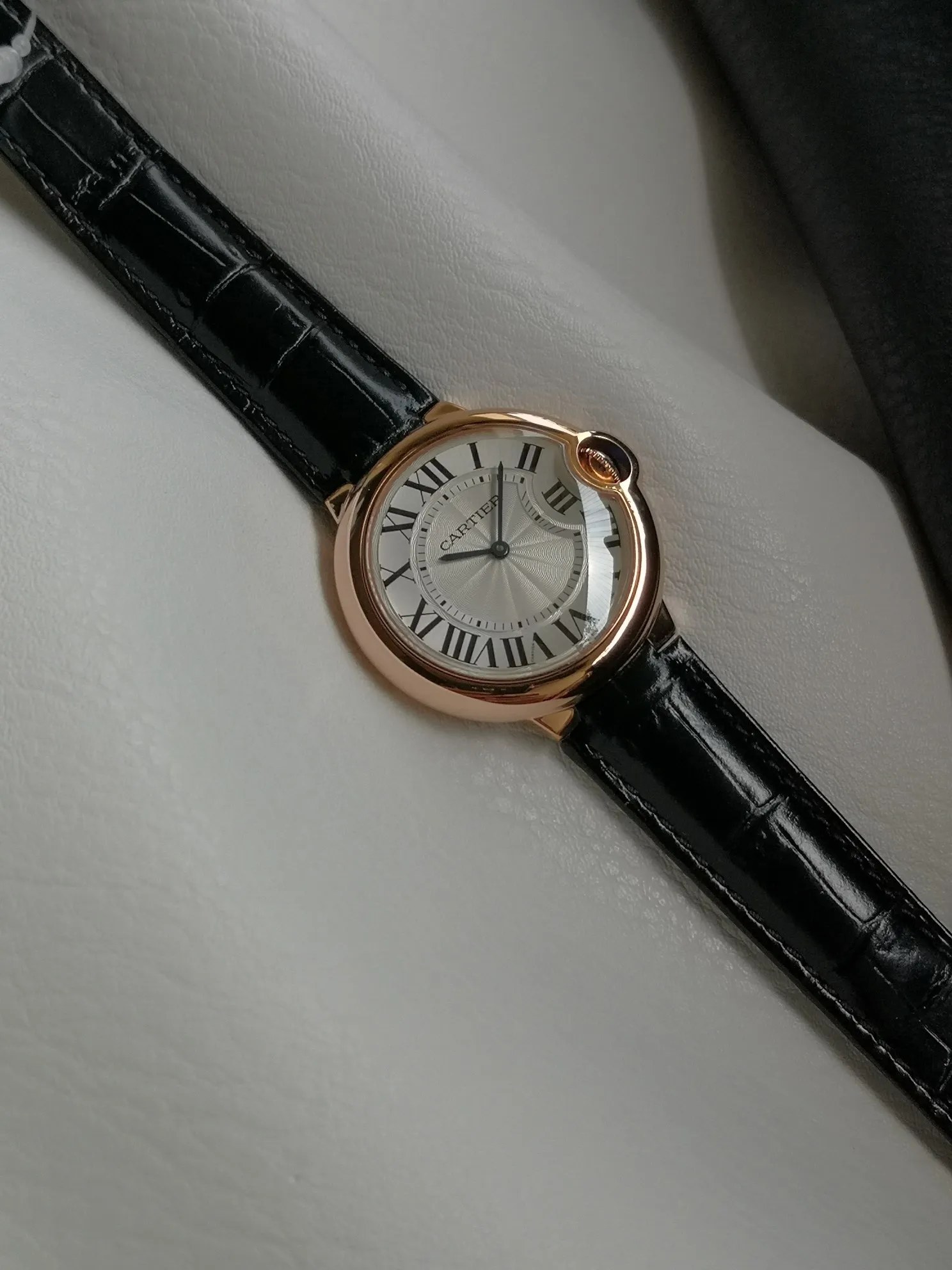 【Taiwan Factory】💰1720! 【Top replica】💰2800! Cartier Blue Balloon series watch (guilloché dial, sword-shaped blue steel hands, quartz, 33mm), pays tribute to the retrograde, God bless the world! This picture was taken as a top-notch replica!