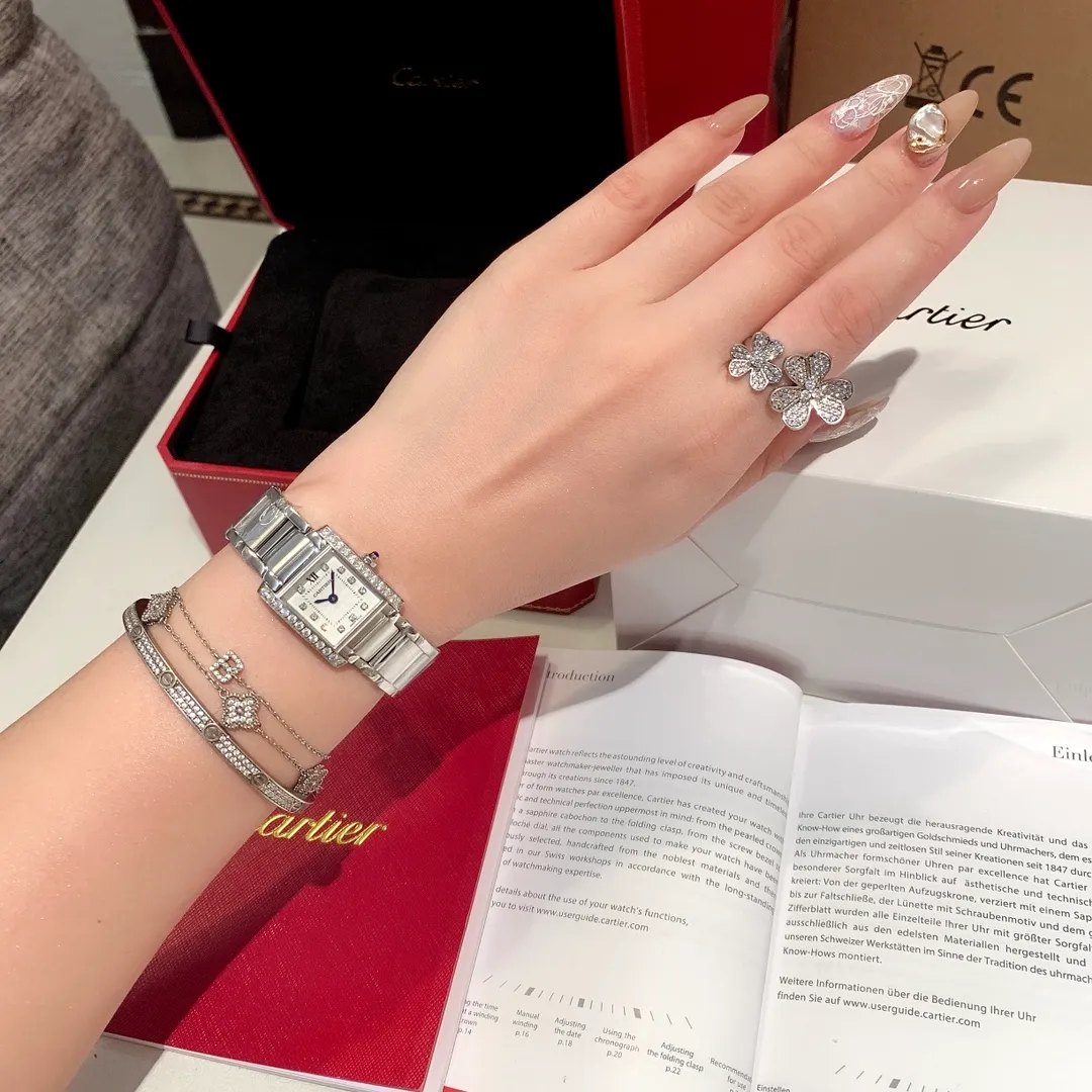 【High-end replica】💰1160! Cartier-CARTIER🌸🌸🌸The French Tank series launched in 1996, the case and strap are integrated into one design, making it the ultimate development of Cartier watch design. The jagged strap joints of its metal strap vividly represent the feeling of tank tracks, making this tank-inspired watch even more worthy of its name. The watch is exquisite and compact, very suitable for professional women to wear. Size 25X20