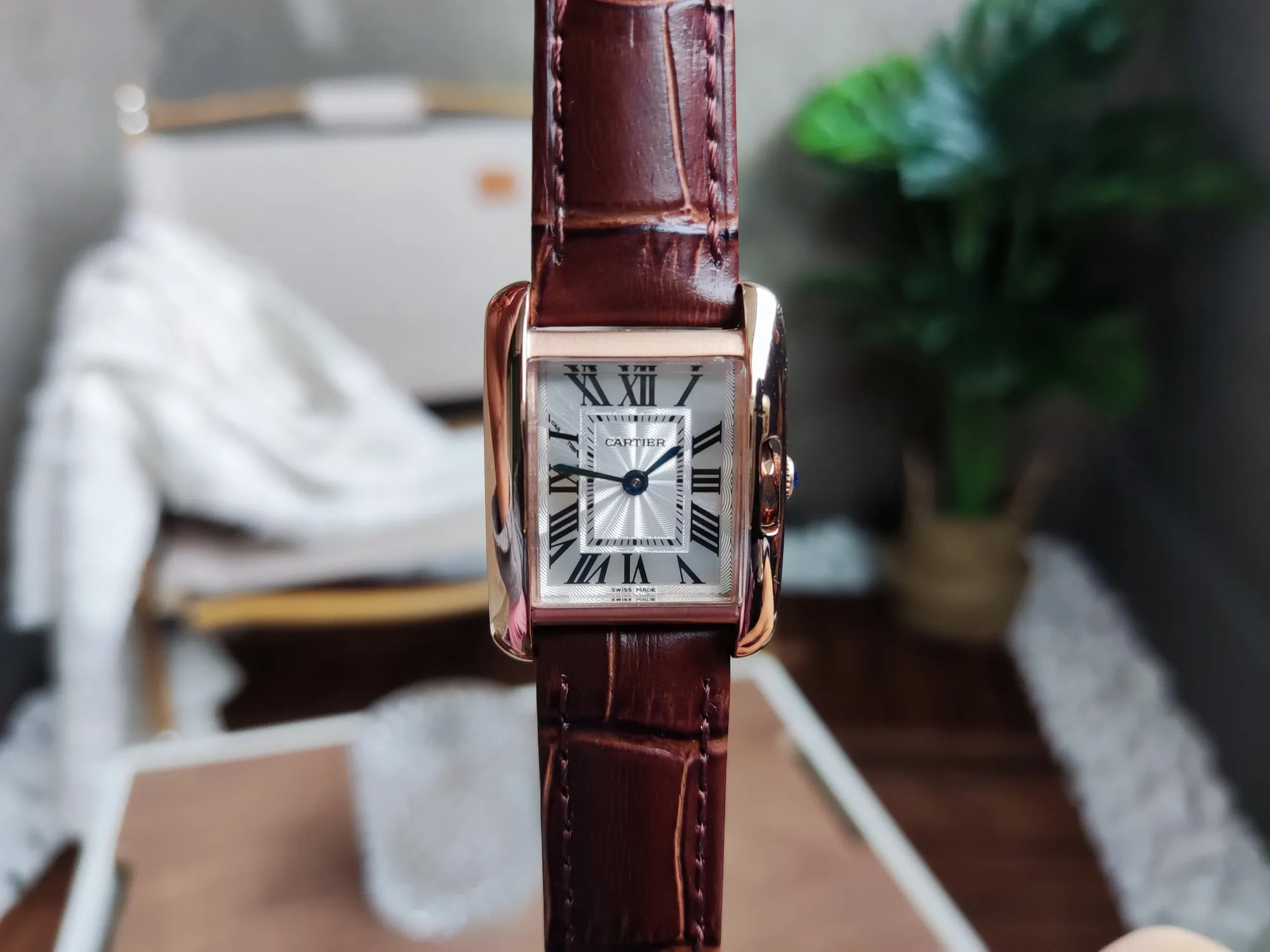 【High-end replica】💰1040! Cartier's classic Tank Anglaise British tank watch is very "tank". The compact shape, clearer lines, and restrained design contain full tension. It has an elegant design and has all the characteristics of a tank watch: an overall designed case and strap, Roman numerals, track scales, and blue steel sword-shaped hands. The real highlight is: the crown is hidden in the vertical lugs, and the overall structure forms a perfect symmetry. It uses an imported movement and an ultra-high-transparency coated crystal mirror. Size: 30.2 x 22.7 mm.