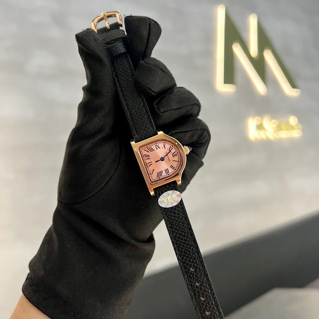 [High-end replica] 💰1120 each! Cartier clock series. The history of the Cartier Cloche watch can be traced back to 1920, and it is one of Cartier's least produced series of works. The watch gets its name from the peculiar shape of the case - it looks like a "desktop bell" when placed horizontally, and Cloche means "bell" in French. This special shape allows the case to stand on the table like a mini clock. Size large 30 mm small 24 mm
