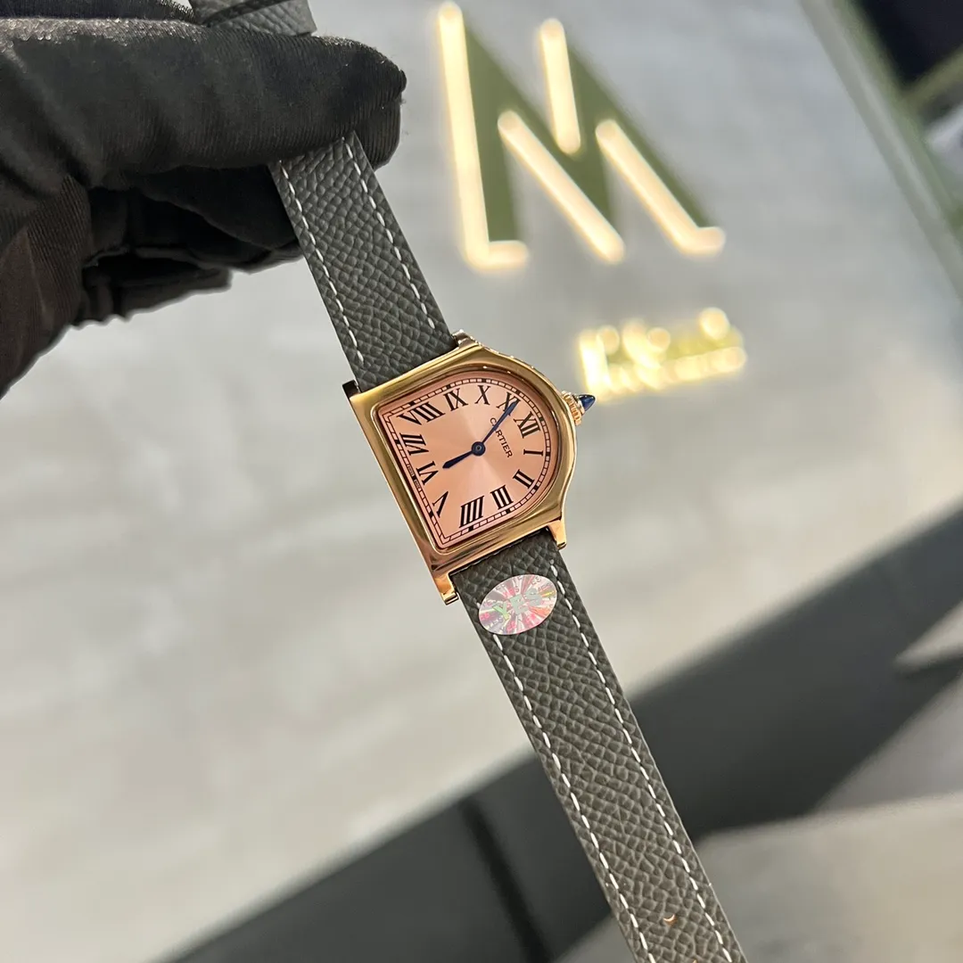 [High-end replica] 💰1120 each! Cartier clock series. The history of the Cartier Cloche watch can be traced back to 1920, and it is one of Cartier's least produced series of works. The watch gets its name from the peculiar shape of the case - it looks like a "desktop bell" when placed horizontally, and Cloche means "bell" in French. This special shape allows the case to stand on the table like a mini clock. Size large 30 mm small 24 mm