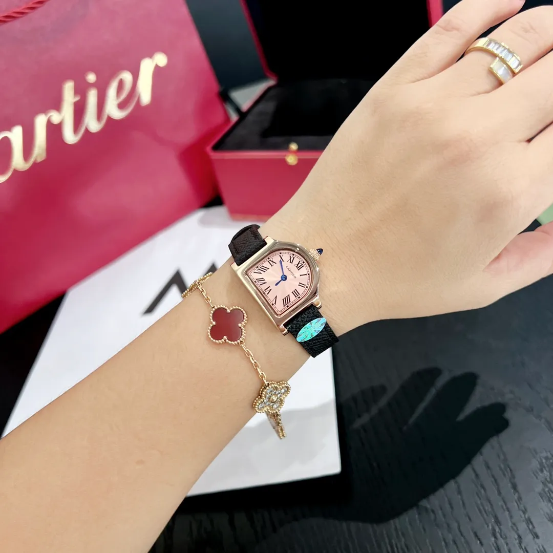 [High-end replica] 💰1120 each! Cartier clock series. The history of the Cartier Cloche watch can be traced back to 1920, and it is one of Cartier's least produced series of works. The watch gets its name from the peculiar shape of the case - it looks like a "desktop bell" when placed horizontally, and Cloche means "bell" in French. This special shape allows the case to stand on the table like a mini clock. Size large 30 mm small 24 mm