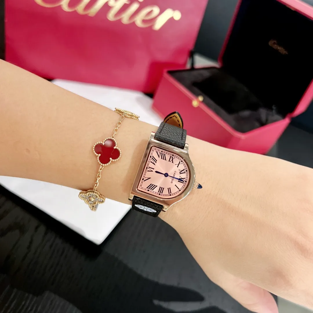 [High-end replica] 💰1120 each! Cartier clock series. The history of the Cartier Cloche watch can be traced back to 1920, and it is one of Cartier's least produced series of works. The watch gets its name from the peculiar shape of the case - it looks like a "desktop bell" when placed horizontally, and Cloche means "bell" in French. This special shape allows the case to stand on the table like a mini clock. Size large 30 mm small 24 mm