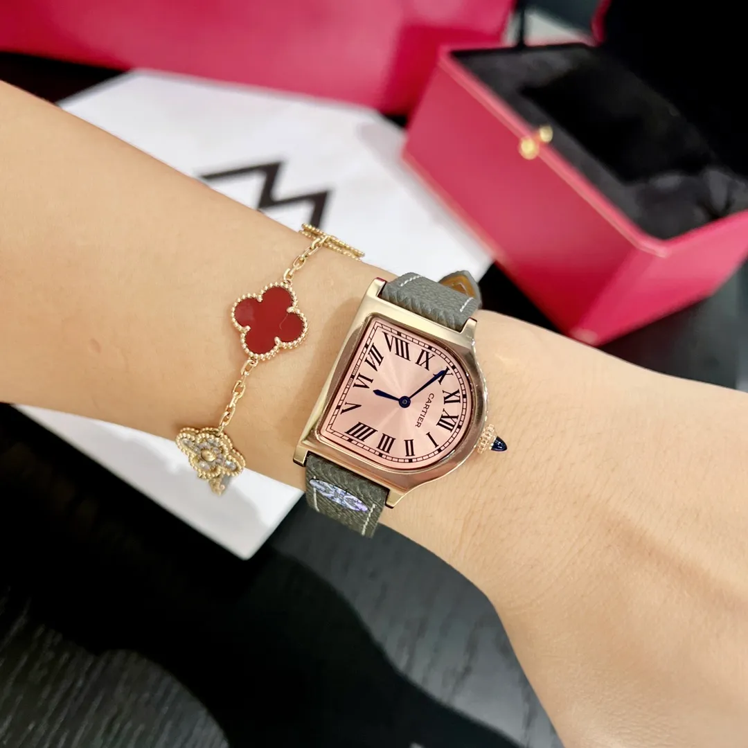 [High-end replica] 💰1120 each! Cartier clock series. The history of the Cartier Cloche watch can be traced back to 1920, and it is one of Cartier's least produced series of works. The watch gets its name from the peculiar shape of the case - it looks like a "desktop bell" when placed horizontally, and Cloche means "bell" in French. This special shape allows the case to stand on the table like a mini clock. Size large 30 mm small 24 mm