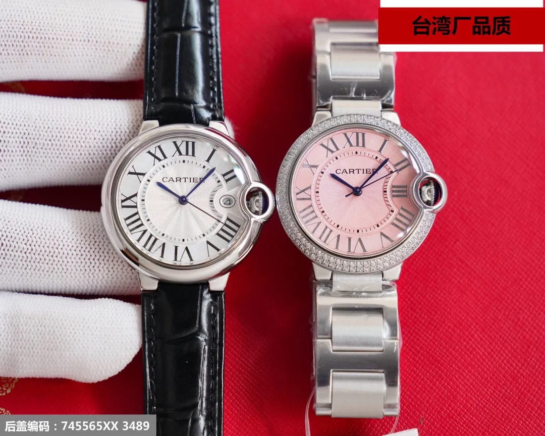 【Top replica】💰1720! Taiwan factory blue balloon V12 version, 28-42 size combination picture, look for the bottom cover code 745565xx3489), this series of watches is famous for its delicate style and elegant style in the Cartier watchmaking industry. Of course, this watch must have such characteristics. The color of the stainless steel case makes the watch as light as a balloon, and the blue crown seems to have disobediently deviated from the original planned trajectory, like a playful couple. The Roman numerals on the dial look retro and deep, decorated with guilloche patterns and sword-shaped hands. The entire watch gives people a delicate and considerate feel. Isn’t this what couples need? Built-in: Japan's Citizen fully automatic machine, also with Swiss quartz, water drop (fish eye bubble) sapphire glass mirror, highly waterproof, burnt steel blue pointer color, curvature shape of the crown