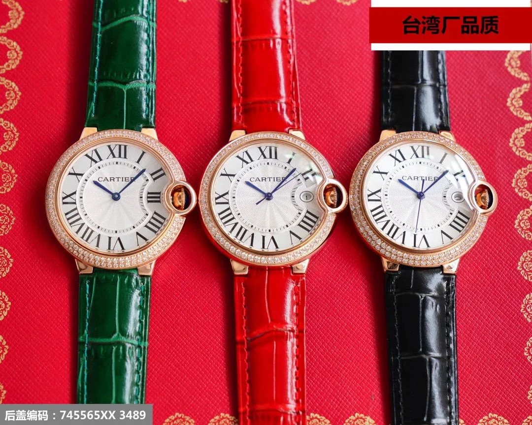 【Top replica】💰1720! Taiwan factory blue balloon V12 version, 28-42 size combination picture, look for the bottom cover code 745565xx3489), this series of watches is famous for its delicate style and elegant style in the Cartier watchmaking industry. Of course, this watch must have such characteristics. The color of the stainless steel case makes the watch as light as a balloon, and the blue crown seems to have disobediently deviated from the original planned trajectory, like a playful couple. The Roman numerals on the dial look retro and deep, decorated with guilloche patterns and sword-shaped hands. The entire watch gives people a delicate and considerate feel. Isn’t this what couples need? Built-in: Japan's Citizen fully automatic machine, also with Swiss quartz, water drop (fish eye bubble) sapphire glass mirror, highly waterproof, burnt steel blue pointer color, curvature shape of the crown