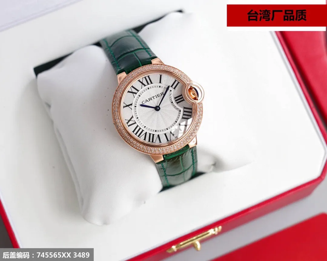 【Top replica】💰1720! Taiwan factory blue balloon V12 version, 28-42 size combination picture, look for the bottom cover code 745565xx3489), this series of watches is famous for its delicate style and elegant style in the Cartier watchmaking industry. Of course, this watch must have such characteristics. The color of the stainless steel case makes the watch as light as a balloon, and the blue crown seems to have disobediently deviated from the original planned trajectory, like a playful couple. The Roman numerals on the dial look retro and deep, decorated with guilloche patterns and sword-shaped hands. The entire watch gives people a delicate and considerate feel. Isn’t this what couples need? Built-in: Japan's Citizen fully automatic machine, also with Swiss quartz, water drop (fish eye bubble) sapphire glass mirror, highly waterproof, burnt steel blue pointer color, curvature shape of the crown