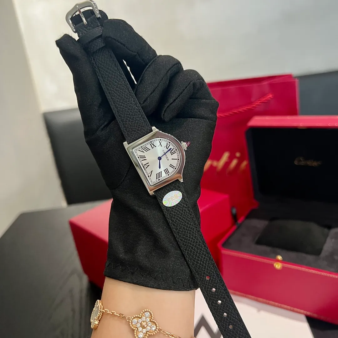 [High-end replica] 💰1120 each! Cartier clock series. The history of the Cartier Cloche watch can be traced back to 1920, and it is one of Cartier's least produced series of works. The watch gets its name from the peculiar shape of the case - it looks like a "desktop bell" when placed horizontally, and Cloche means "bell" in French. This special shape allows the case to stand on the table like a mini clock. Size large 30 mm small 24 mm