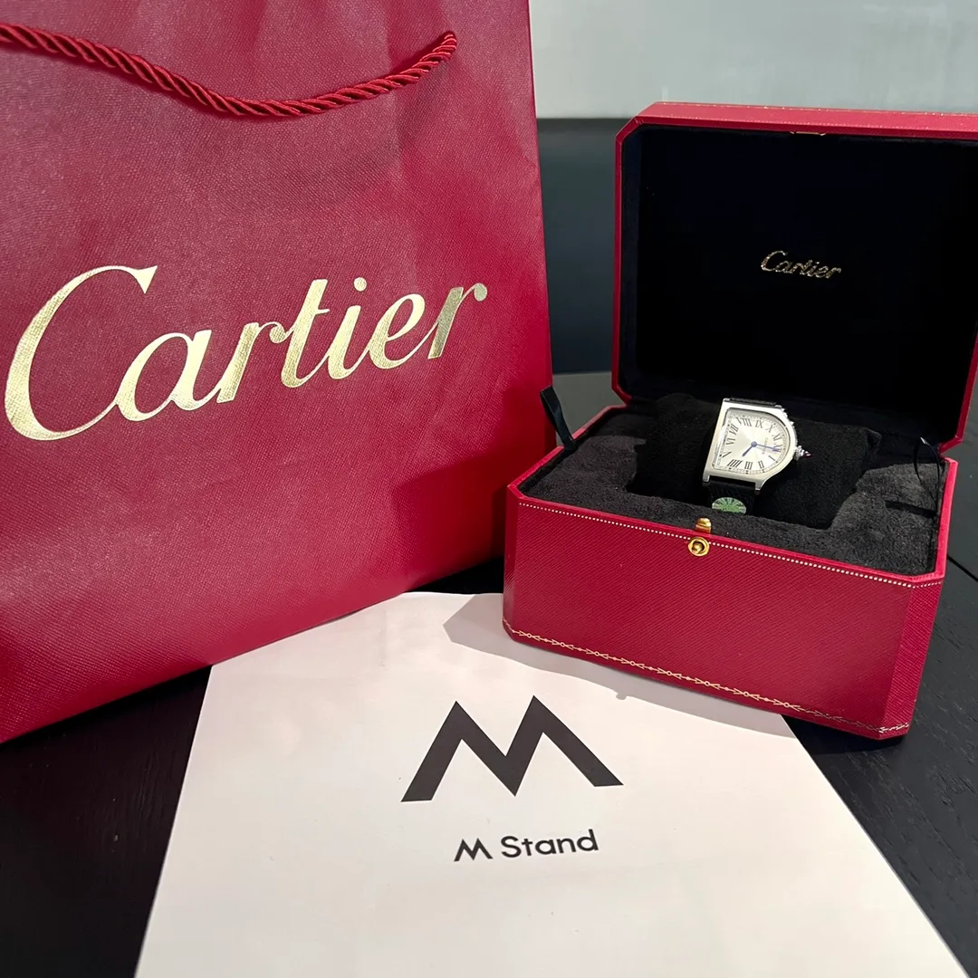 [High-end replica] 💰1120 each! Cartier clock series. The history of the Cartier Cloche watch can be traced back to 1920, and it is one of Cartier's least produced series of works. The watch gets its name from the peculiar shape of the case - it looks like a "desktop bell" when placed horizontally, and Cloche means "bell" in French. This special shape allows the case to stand on the table like a mini clock. Size large 30 mm small 24 mm