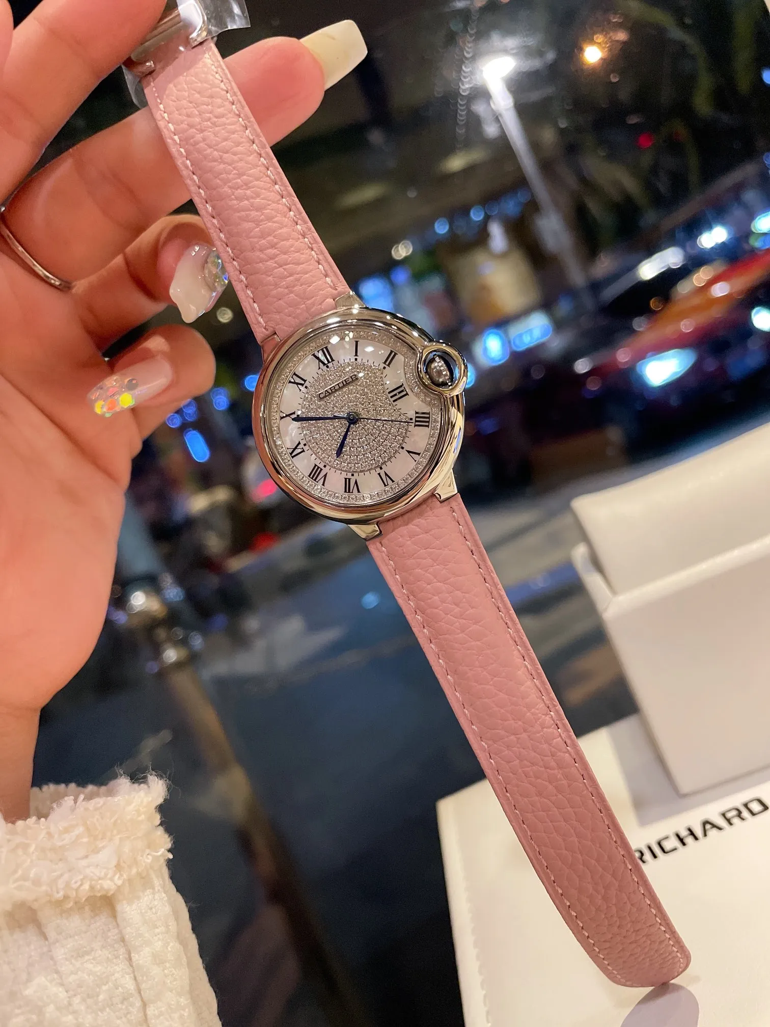 【High-end replica】💰1240! Cartier full diamond women's watch ✔️The most popular color, a perfect healing color/very temperamental color, the pebbled leather has just the right saturation, the delicate sheepskin is super soft and comfortable to wear. The key is the super showy white color❗️ Cartier blue balloon with diamond surface💎Gold is luxurious and noble. The real thing is super beautiful💋Swiss quartz size 36mm. Highly recommended to buy [Wow]