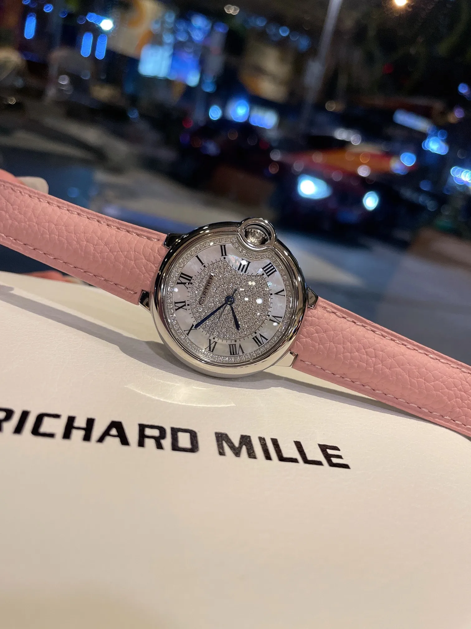【High-end replica】💰1240! Cartier full diamond women's watch ✔️The most popular color, a perfect healing color/very temperamental color, the pebbled leather has just the right saturation, the delicate sheepskin is super soft and comfortable to wear. The key is the super showy white color❗️ Cartier blue balloon with diamond surface💎Gold is luxurious and noble. The real thing is super beautiful💋Swiss quartz size 36mm. Highly recommended to buy [Wow]