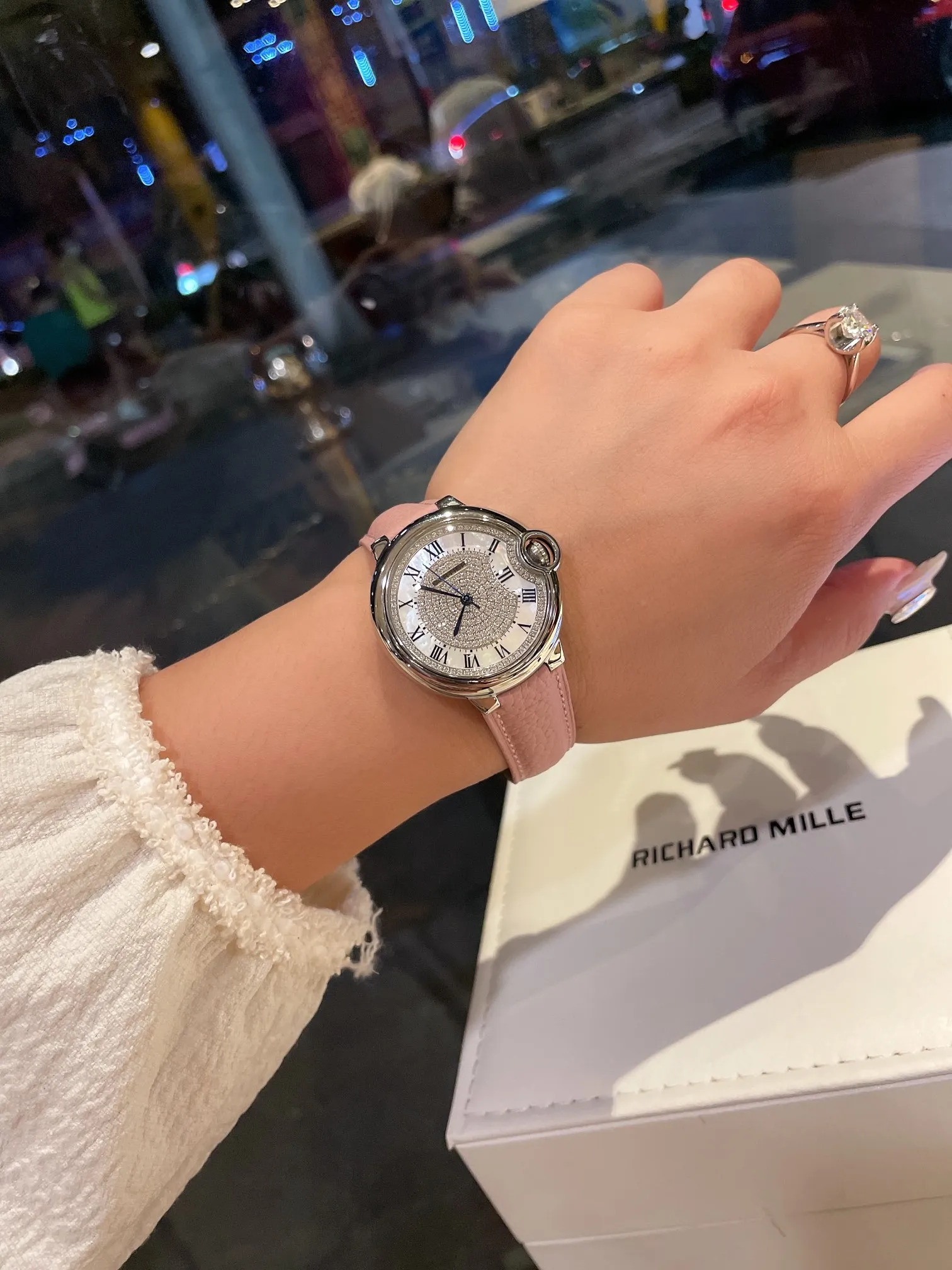 【High-end replica】💰1240! Cartier full diamond women's watch ✔️The most popular color, a perfect healing color/very temperamental color, the pebbled leather has just the right saturation, the delicate sheepskin is super soft and comfortable to wear. The key is the super showy white color❗️ Cartier blue balloon with diamond surface💎Gold is luxurious and noble. The real thing is super beautiful💋Swiss quartz size 36mm. Highly recommended to buy [Wow]