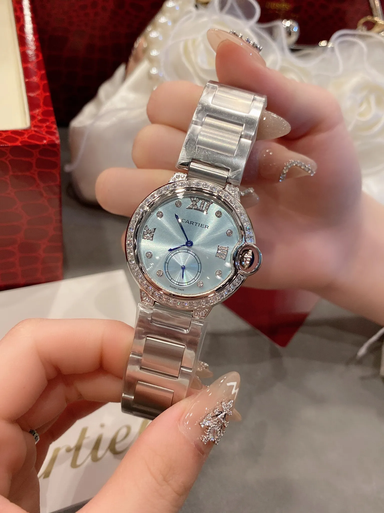 【High-end replica】💰1040! Cartier The perfect healing color/very temperamental color, the saturation of the pebbled leather is just right, the delicate sheepskin is super soft and comfortable to wear ✨Natural creamy feel, not too small and fresh, the key is to be super high-end❗️ Cartier blue balloon inlaid with diamond pearl shells🐚 face🌃starry sky movement Luxurious and beautiful in kind💋Swiss quartz size 36mm Highly recommended to buy!