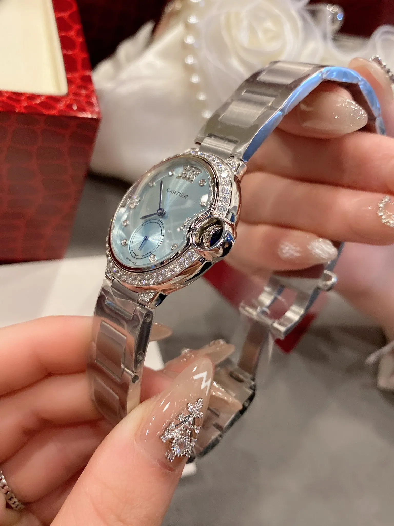 【High-end replica】💰1040! Cartier The perfect healing color/very temperamental color, the saturation of the pebbled leather is just right, the delicate sheepskin is super soft and comfortable to wear ✨Natural creamy feel, not too small and fresh, the key is to be super high-end❗️ Cartier blue balloon inlaid with diamond pearl shells🐚 face🌃starry sky movement Luxurious and beautiful in kind💋Swiss quartz size 36mm Highly recommended to buy!