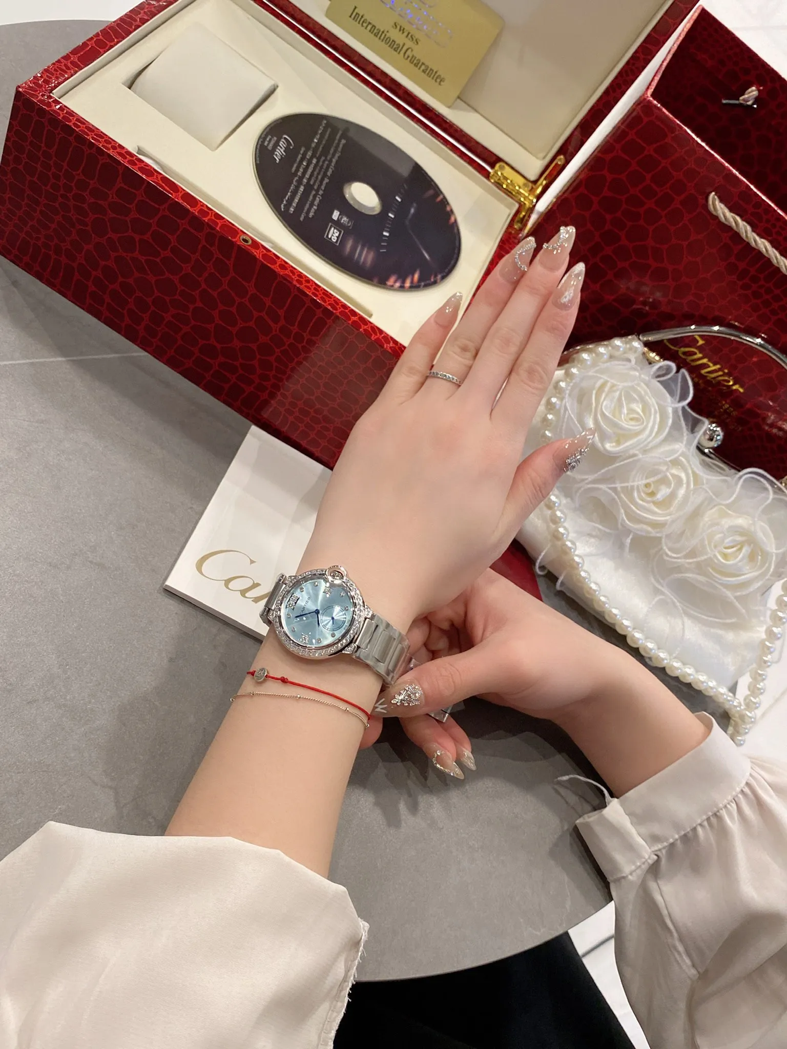 【High-end replica】💰1040! Cartier The perfect healing color/very temperamental color, the saturation of the pebbled leather is just right, the delicate sheepskin is super soft and comfortable to wear ✨Natural creamy feel, not too small and fresh, the key is to be super high-end❗️ Cartier blue balloon inlaid with diamond pearl shells🐚 face🌃starry sky movement Luxurious and beautiful in kind💋Swiss quartz size 36mm Highly recommended to buy!