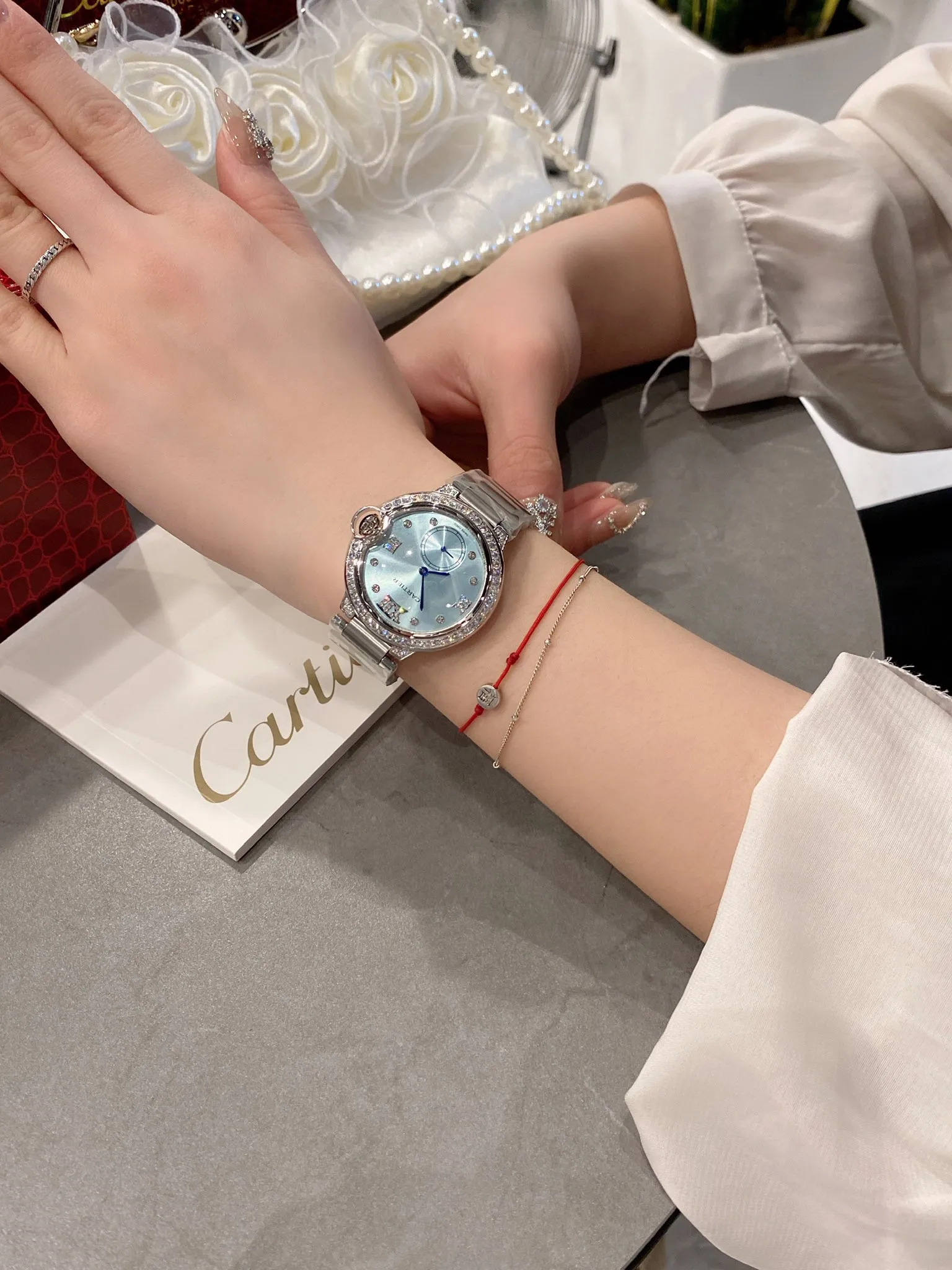 【High-end replica】💰1040! Cartier The perfect healing color/very temperamental color, the saturation of the pebbled leather is just right, the delicate sheepskin is super soft and comfortable to wear ✨Natural creamy feel, not too small and fresh, the key is to be super high-end❗️ Cartier blue balloon inlaid with diamond pearl shells🐚 face🌃starry sky movement Luxurious and beautiful in kind💋Swiss quartz size 36mm Highly recommended to buy!