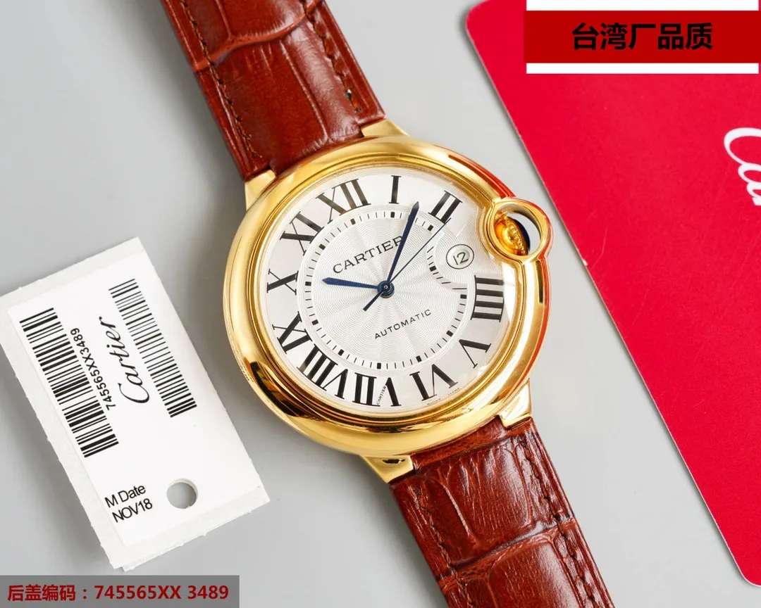 【Top replica】💰2400! Taiwan factory blue balloon V12 version, 42 size 8215 Japanese machine, (look for the bottom cover code 745565xx3489), this series of watches is famous for its delicate style and elegant style in the Cartier watchmaking industry. Of course, this watch must have such characteristics. The color of the stainless steel case makes the watch as light as a balloon, and the blue crown seems to have disobediently deviated from the original planned trajectory, like a playful couple. The Roman numerals on the dial look retro and deep, decorated with guilloche patterns and sword-shaped hands. The entire watch gives people a delicate and considerate feel. Isn’t this what couples need? Built-in: Japan's Citizen fully automatic machine, also with Swiss quartz, water drop (fish eye bubble) sapphire glass mirror, highly waterproof, burnt steel blue pointer color, curvature shape of the crown