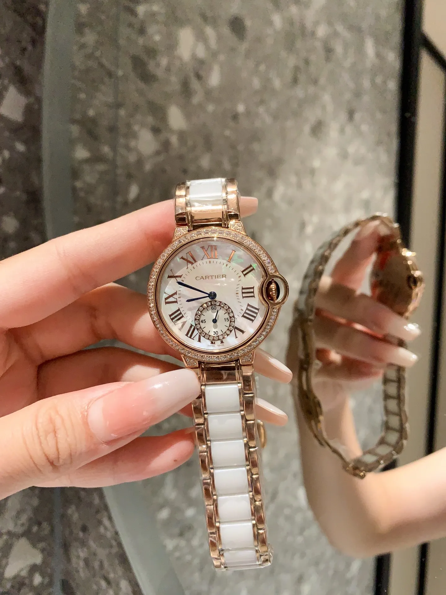 【High-end replica】💰1640! The new fashionable quartz women's model [Cartier] is carefully designed ❤️ versatile and durable to look at 💞 comfortable to wear 💗 popular basket balloon, the aperture has a glossy feel, and the diamond ring has a jewelry feel. It adopts imported quartz movement and is matched with the most fashionable steel band between ceramics. It is gorgeous and unique but not complicated. The whole watch is elegant and harmonious. The dial is retro and has an aristocratic temperament. ❣️Size 36mm*9mm