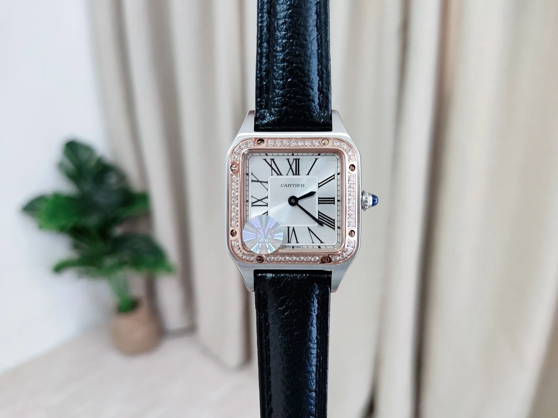 【High-end replica】💰1040! Cartier Santos-Dumont watch. The design of the lightest Santos-Dumont series is in line with the Santos family, simple and elegant! It adopts imported quartz movement with zero error, high-penetration tempered crystal glass, sun-ray Roman dial, exquisite steel blue needle, and specially customized sapphire crown. Large size: 46.6*33.9mm Medium size: 43.5*31.4mm Small size: 38*27.5mm Thickness 7.3mm